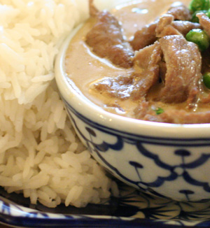 Beef with green curry paste, eggplants, bell peppers, peas, basil leaves & coconut milk 